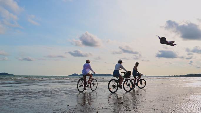 夏季的时间海边骑车运动健身锻炼有氧慢跑