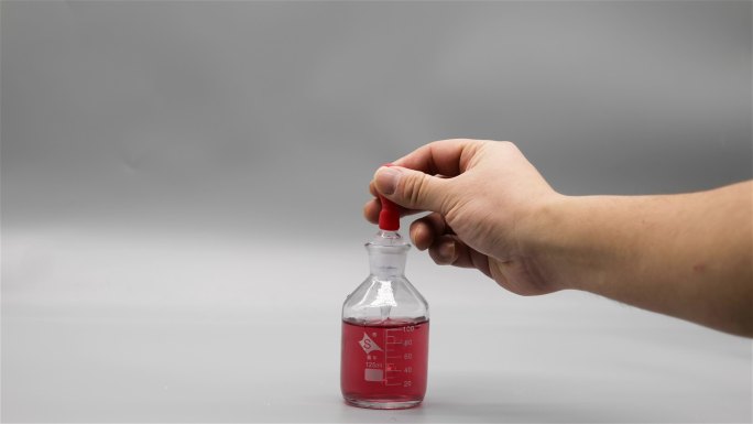 用滴管在滴瓶里吸取红色溶液