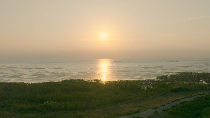 夕阳下  太湖 公路 航拍