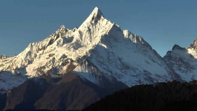 梅里雪山神女峰航拍4k