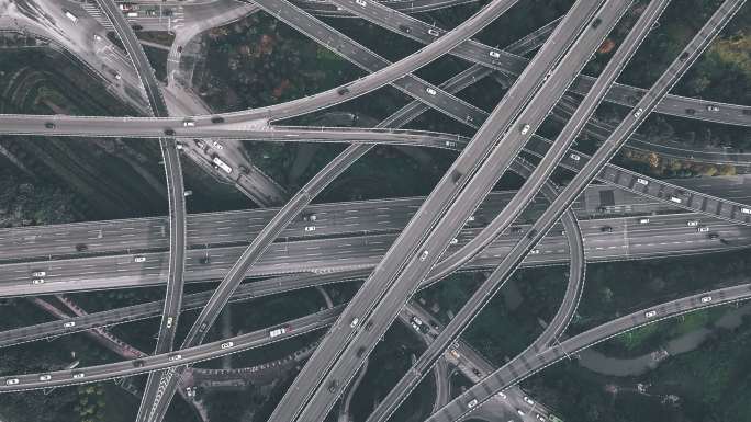 复杂天桥和繁忙交通的T/L鸟瞰图