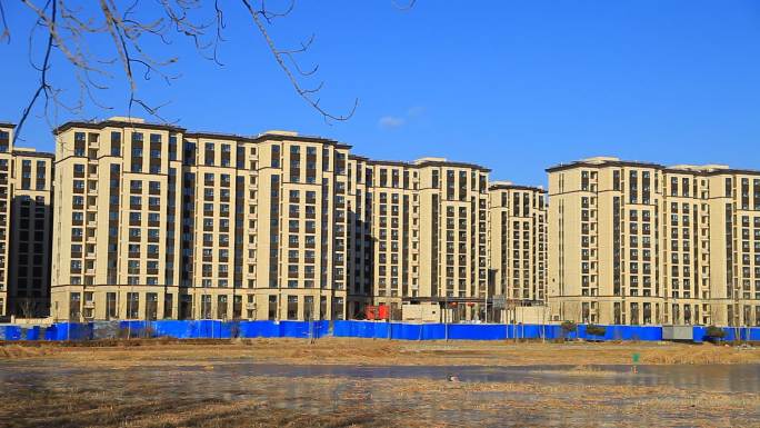 北京顺义罗马湖公园在建中的环湖建造的楼房