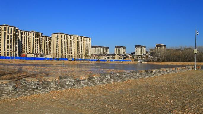 北京顺义罗马湖公园建设中的环湖建造的楼群