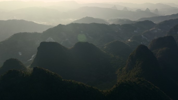 夕阳下的阳朔喀斯特岩溶地貌峰林