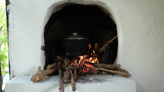 在火里喝酒壁炉篝火灶台