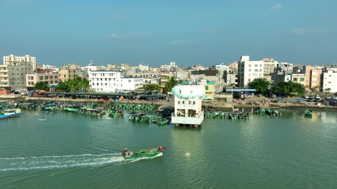 海南文昌铺前港渔船捕捞归来
