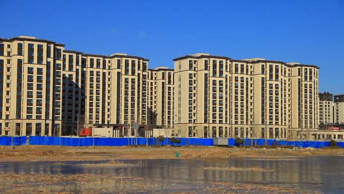 北京顺义罗马湖公园建设中的环湖在建的楼群