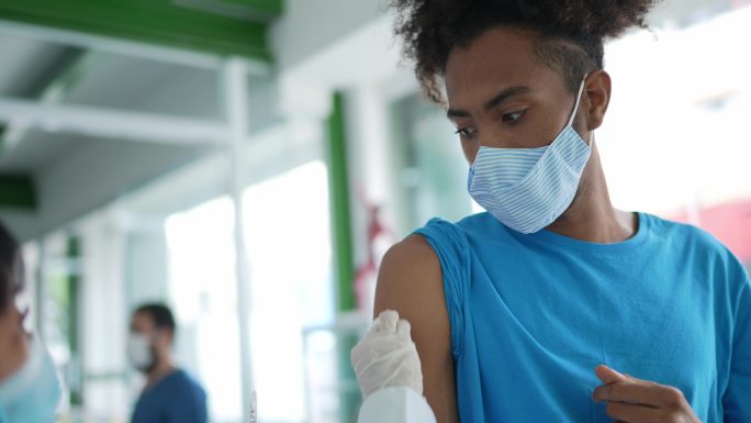 年轻人在医疗诊所接种疫苗