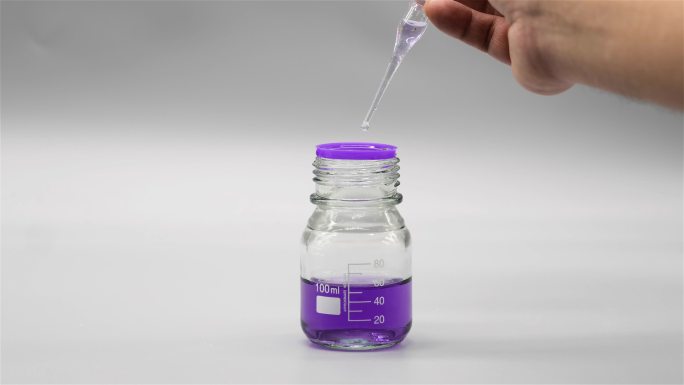 滴管向试剂瓶里滴紫色溶液