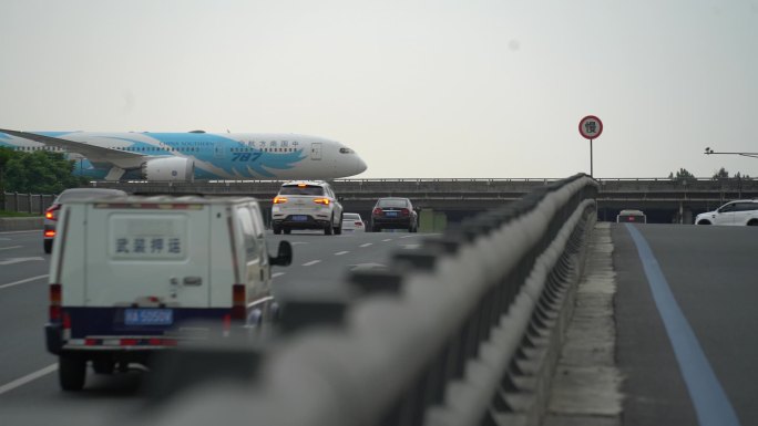 成都双流国际机场航道大飞机与汽车穿行