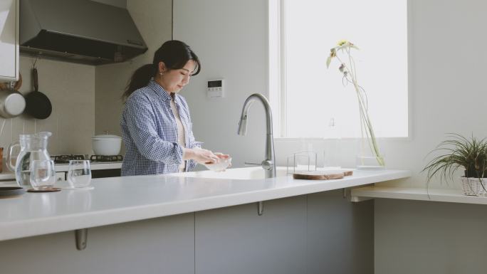 亚洲女人在厨房洗碗