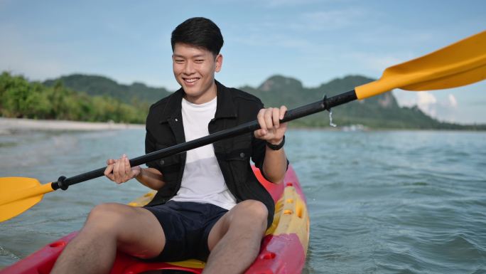 亚洲男子在泰国克拉比享受划独木舟旅行