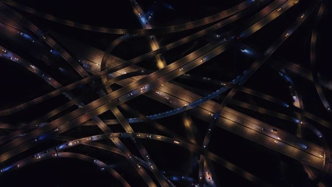 天桥鸟瞰图和夜间繁忙的交通