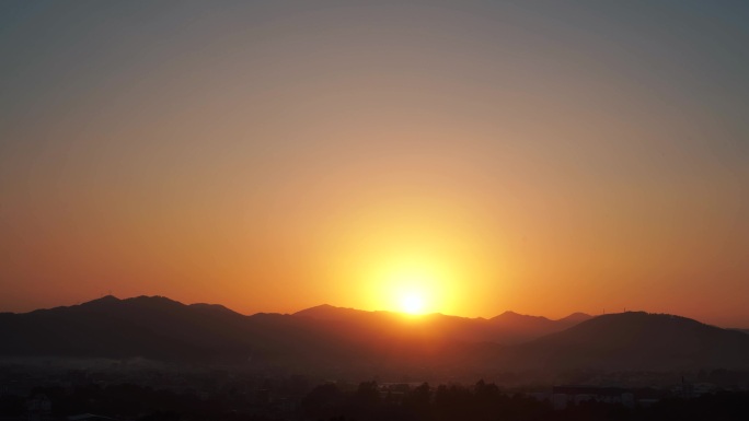 乡村山上日落延时傍晚干净天空夕阳黄昏阳光