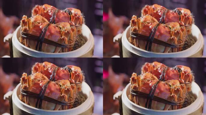 冒着蒸汽的蒸笼里面的中秋节美食大闸蟹螃蟹