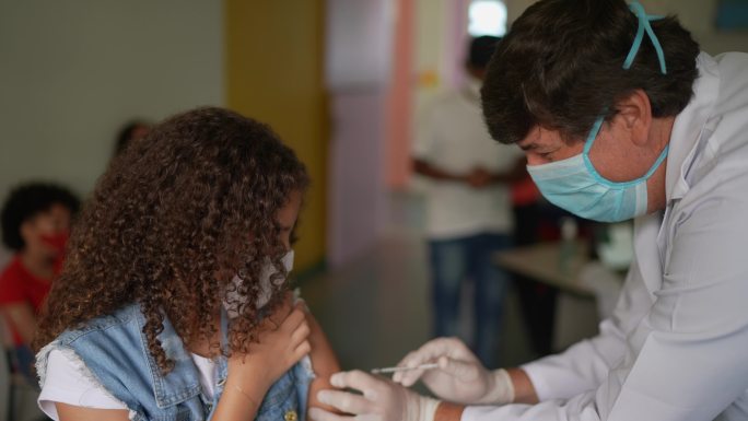 女童在接种中心接种疫苗