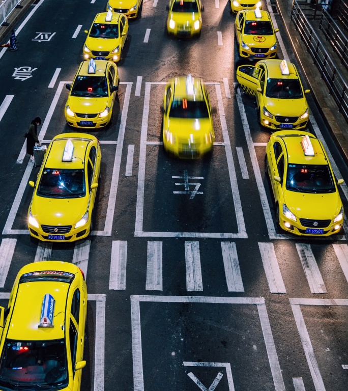 T/L PAN夜间机场出口繁忙的黄色出租车排队