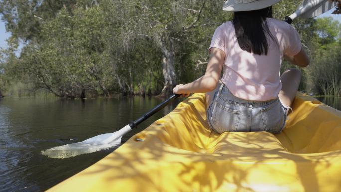 亚洲女子皮划艇探索热带森林。