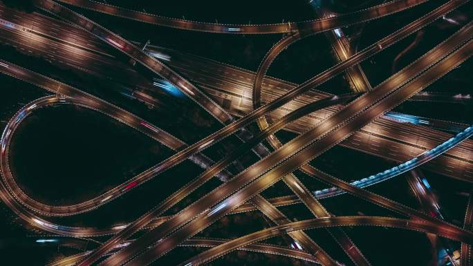 高架桥和夜间繁忙交通的T/L鸟瞰图