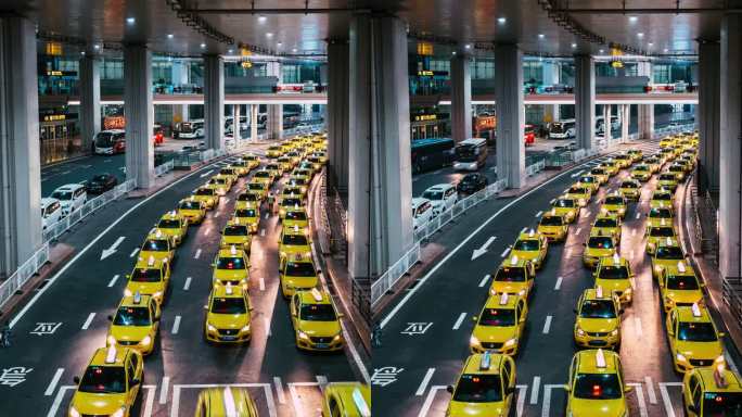 夜间机场出口繁忙的黄色出租车排队