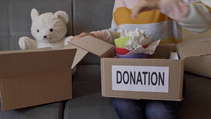 一个慈善盒子里装满了家里不需要的物品的特写镜头