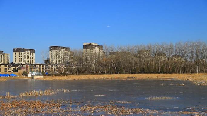 北京顺义罗马湖公园环湖建造的楼房在建设中