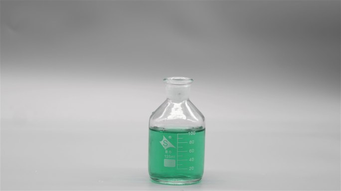 用滴管在滴瓶里吸取墨绿色溶液2