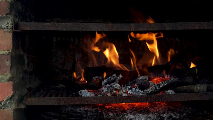 着火的烤架着火的烤架灰烬燃烧