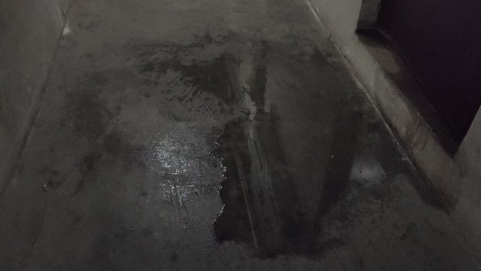 地下室 漏水 滴水 物业管理不善 管道
