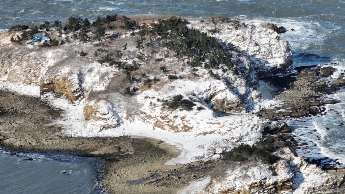 长焦航拍冬季雪后的威海高区小石岛