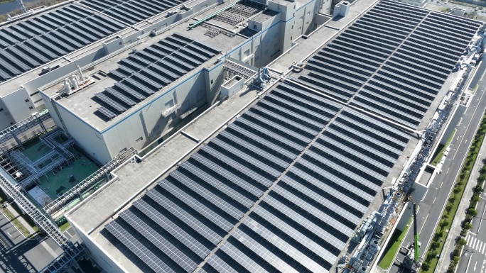 航拍现代工厂屋顶太阳能发电站