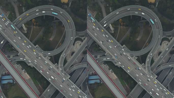 复杂天桥和繁忙交通的俯视图