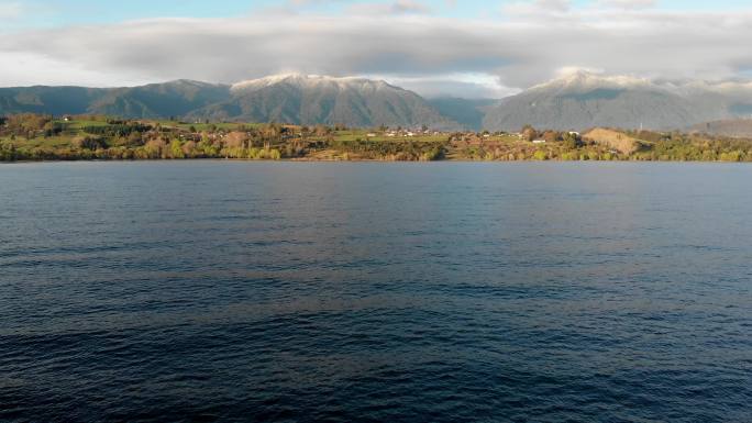 飞往智利南部兰科湖畔