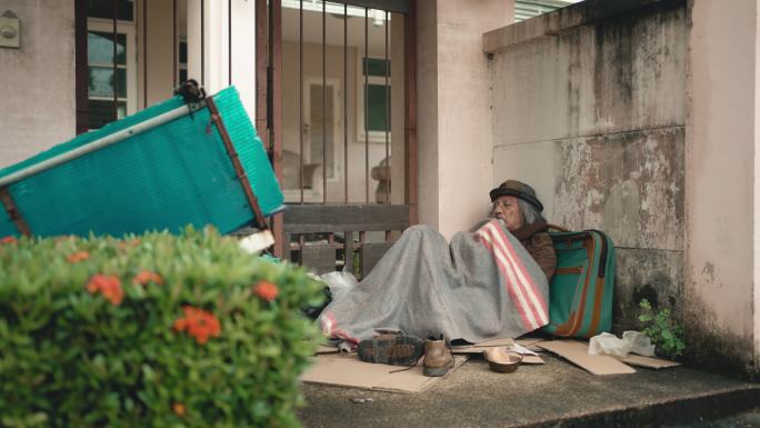 无家可归的老人躺在大街上。