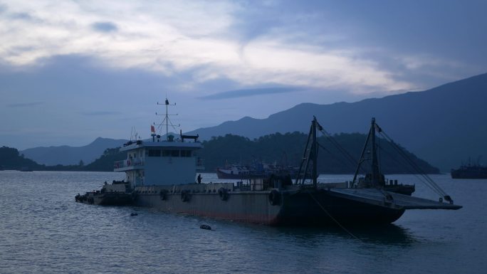 原创实拍黎明时分的海边船只空镜头