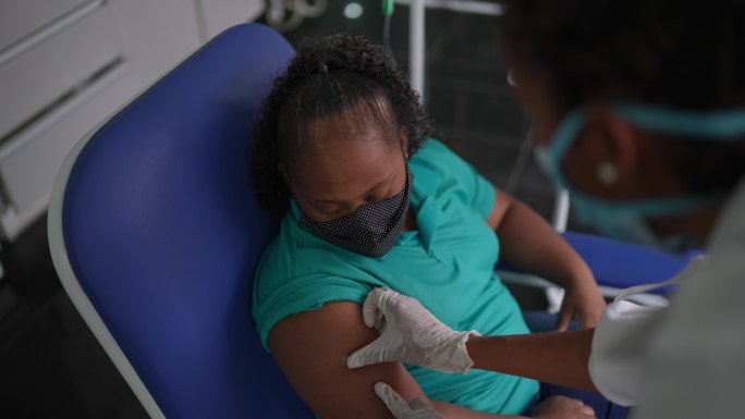有特殊需求的年轻女性在医疗诊所接种疫苗