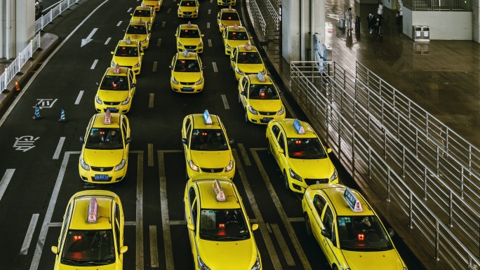 T/L繁忙的黄色出租车在机场出口排队