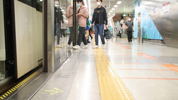 地铁停靠站上下地铁人流脚步慢镜