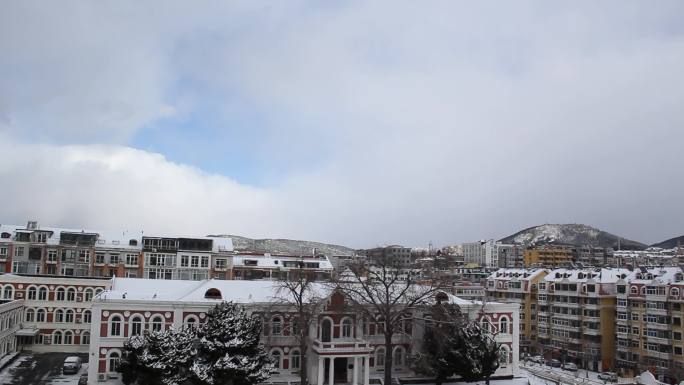 冬日天空阴云密布雪花纷飞灰色云团恶劣天气