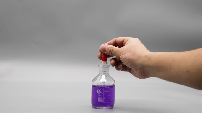 用滴管在滴瓶里吸取紫色溶液