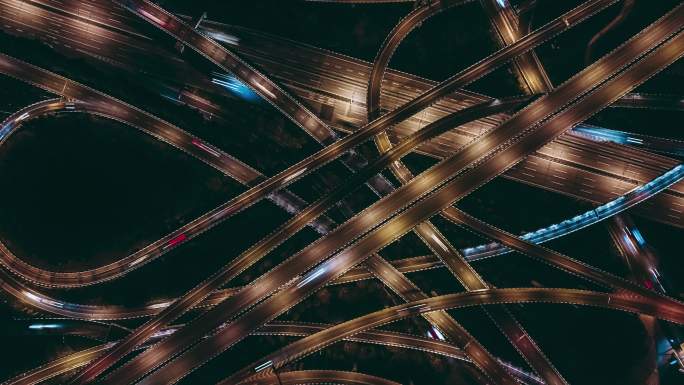高架桥和夜间繁忙交通的T/L鸟瞰图