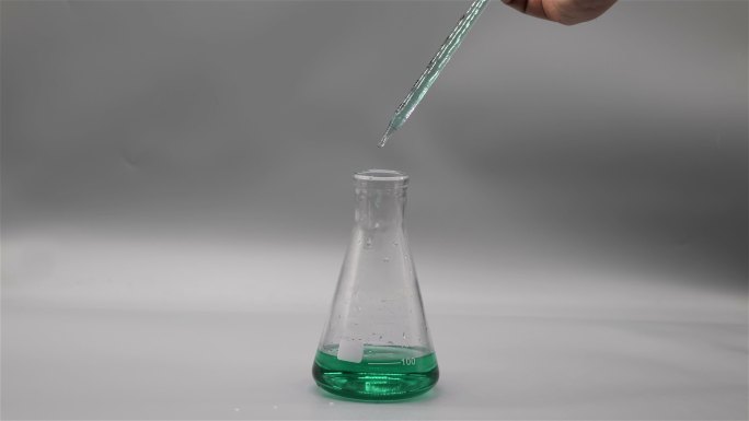 滴管向锥形瓶皿里滴墨绿色溶液