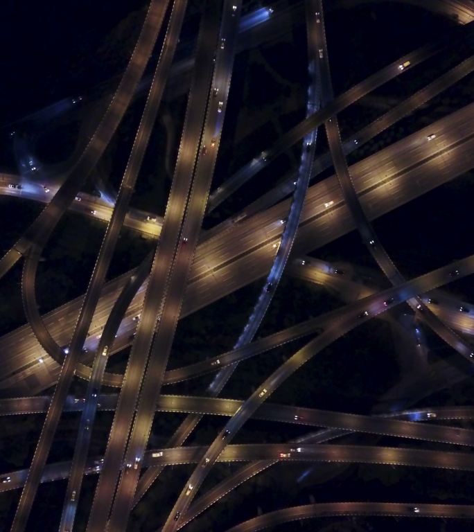 天桥鸟瞰图和黄昏繁忙的交通