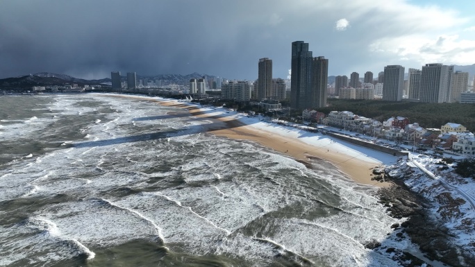 航拍威海国际海水浴场的冬季雪景