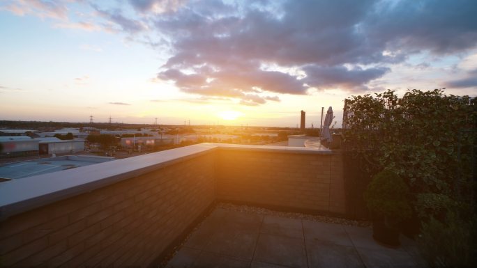 屋顶上的日落视频，4k慢镜头