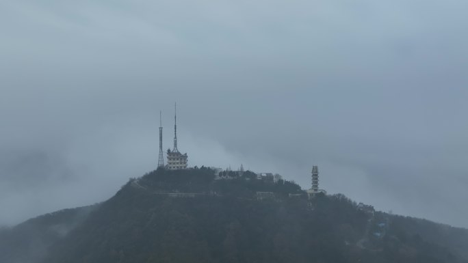 航拍襄阳冬天虎头山电视塔云雾城市自然风光