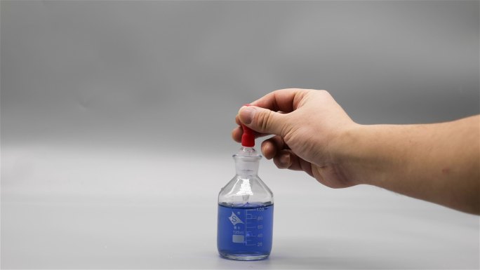 用滴管在滴瓶里吸取蓝色溶液