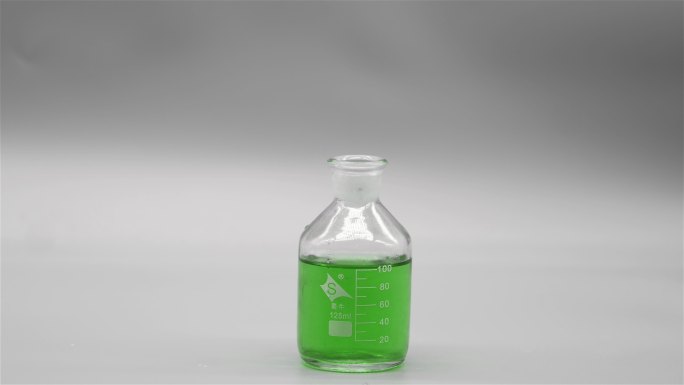用滴管在滴瓶里吸取绿色溶液2