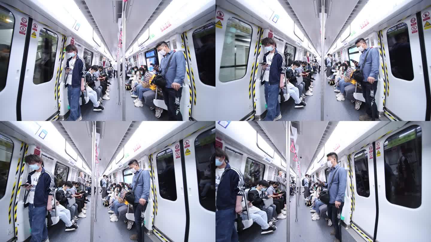 地铁车厢内人群看手机的乘客