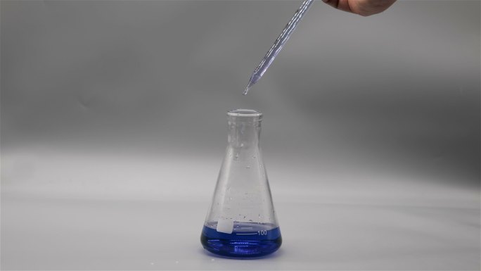 滴管向锥形瓶皿里滴蓝色溶液